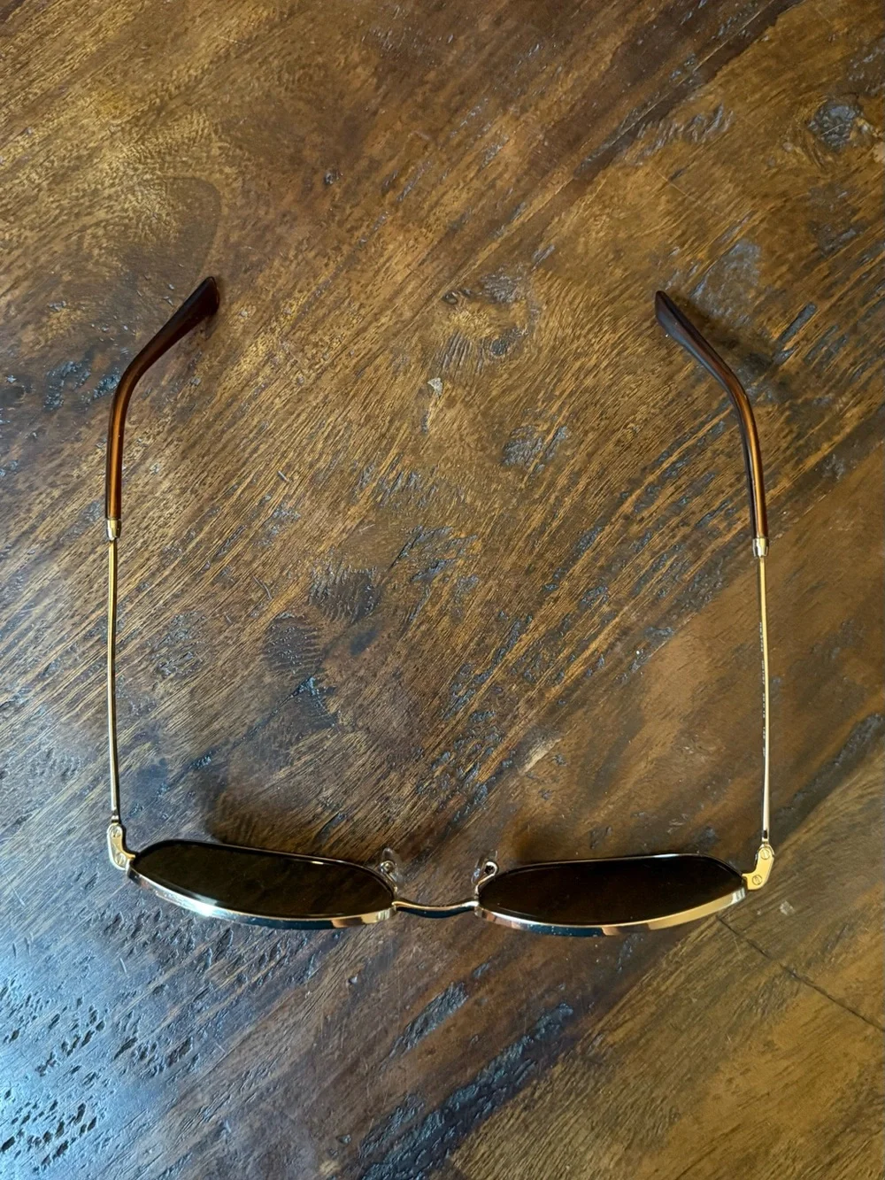 Men’s Gold Frame Sunglasses with Dark Lenses